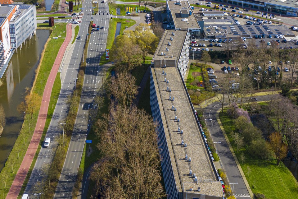 De ’geknakte’ Muiderkringflat, met links de Plesmanlaan en Naturalis, en rechts(boven), nabij het Motorhuis, het bescheiden parkeerterrein.