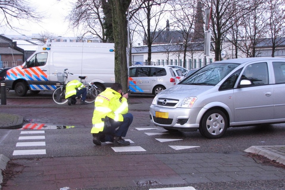 Auto schept fietser in Lisse. Foto: VOLmedia