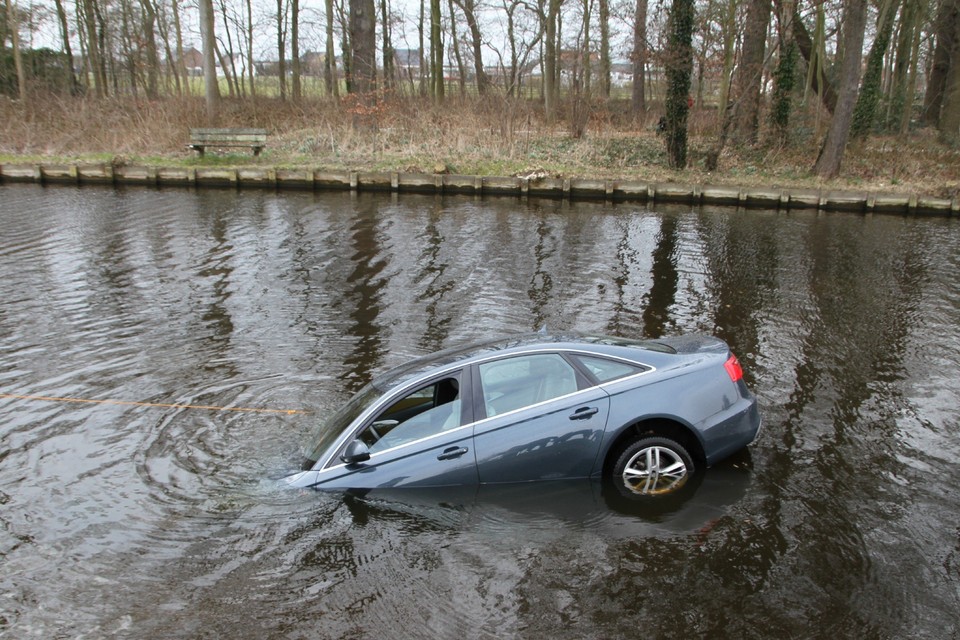 Auto te water in Leidsevaart Voorhout. Foto: Toon van der Poel