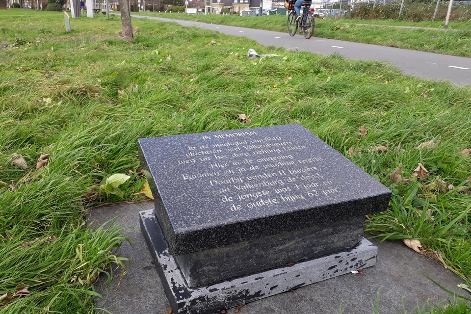 De gedenksteen voor de elf omgekomen burgers aan de Voorschoterweg in Valkenburg.