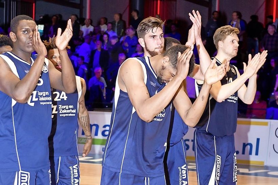 Landstede Basketbal versus ZZ Leiden: Zwolle Teleurgestelde Leiden-spelers bedanken hun supporters voor de steun.