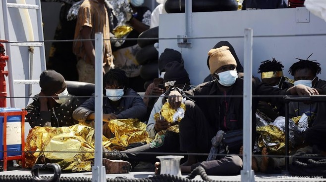 E molti migranti attraversano il mare clandestinamente verso l’Italia