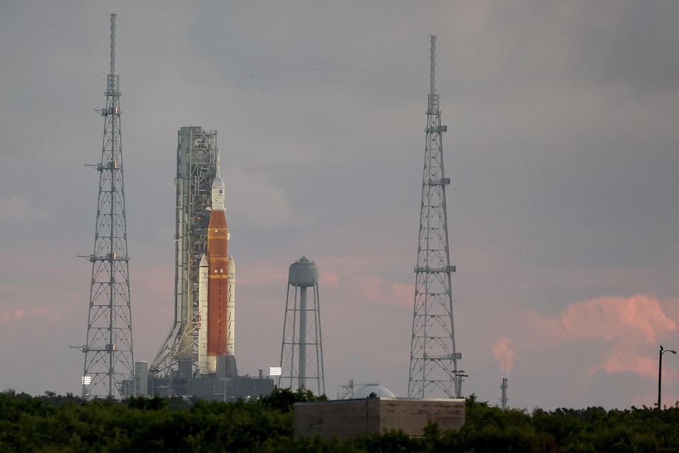 Het Space Launch System maandag vlak voor de bedoelde lancering in Cape Canaveral. De raket bleef op de grond wegens een slecht functionerende motor. Ook zaterdag ging de lancering niet door.