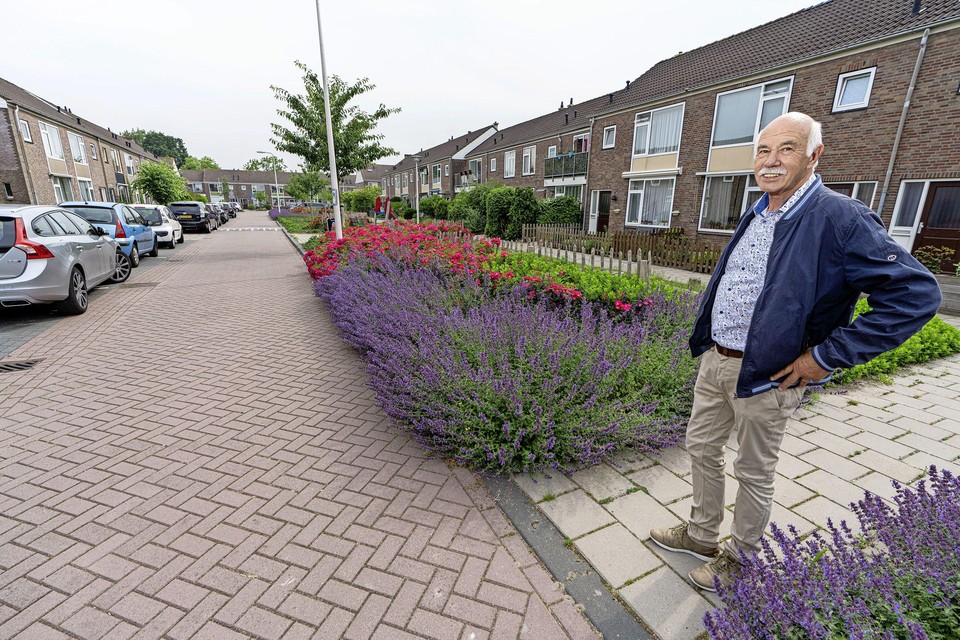 Peter van Egmond van de Huurdersbelangenvereniging Voorschoten bij enkele van de 1.119 woningen die Woonzorg Nederland verkoopt aan woningcorporaties Ons Doel, Rijnhart Wonen en Portaal.