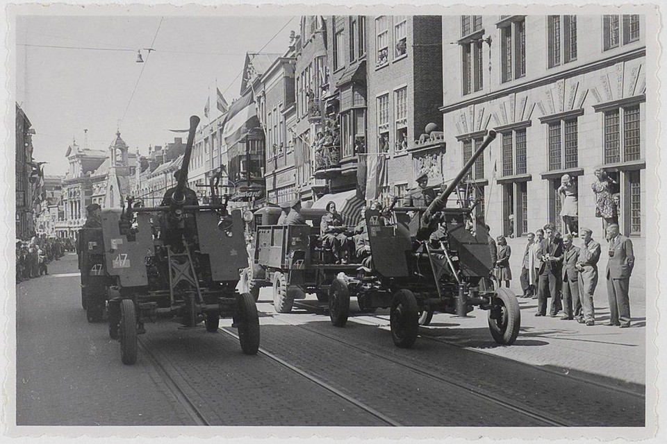 Canadese militairen trekken op 8 juni 1945 in een parade over de Breestraat en tonen de kanonnen waarmee de gevonden granaat kon worden afgevuurd.