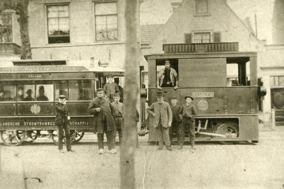 De NZHSTM in haar beginjaren, circa 1885. Foto: Collectie Stichting Historisch Genootschap De Blauwe Tram