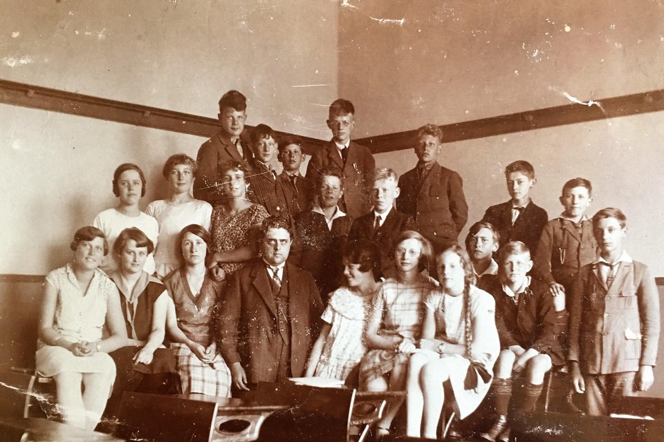 De ’eerste klas’ uit het schooljaar 1925-1926 met leraar Frans P. Brouwer.
