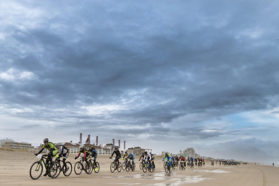 Wedstrijdrijders in actie tijdens de strandrace Noordwijk-Zandvoort-Noordwijk.