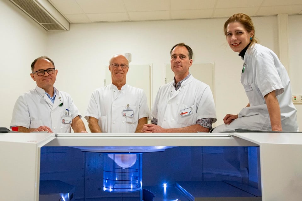 De vier radiologen die ernaar uit keken om de nieuwe Mamma CT in gebruik te kunnen nemen: Alexandr Sramek, Martin Wasser, Tijmen Korteweg en Nora Voormolen