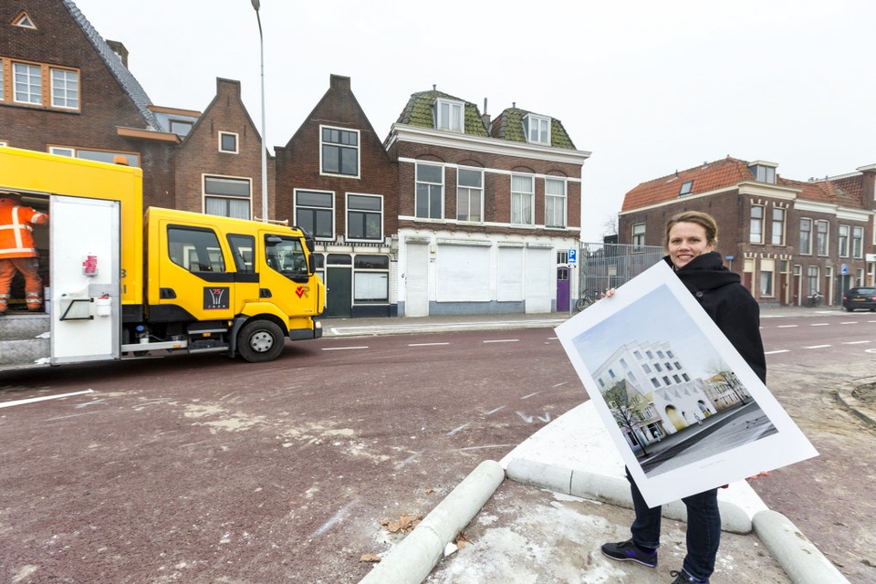Architect Ninke Happel met het plan dat ze met haar collega’s Floris Cornelisse en Paul Verhoeven maakte voor de nieuwbouw aan de Lammermarkt. Foto Hielco Kuipers