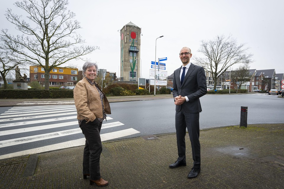 Petra van der Wereld en Peter van Dijk bij de voormalige watertoren in Roelofarendsveen, 31.5 meter hoog.