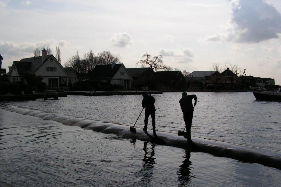 De balgstuw in Oude Wetering tijdens een test in 2006.