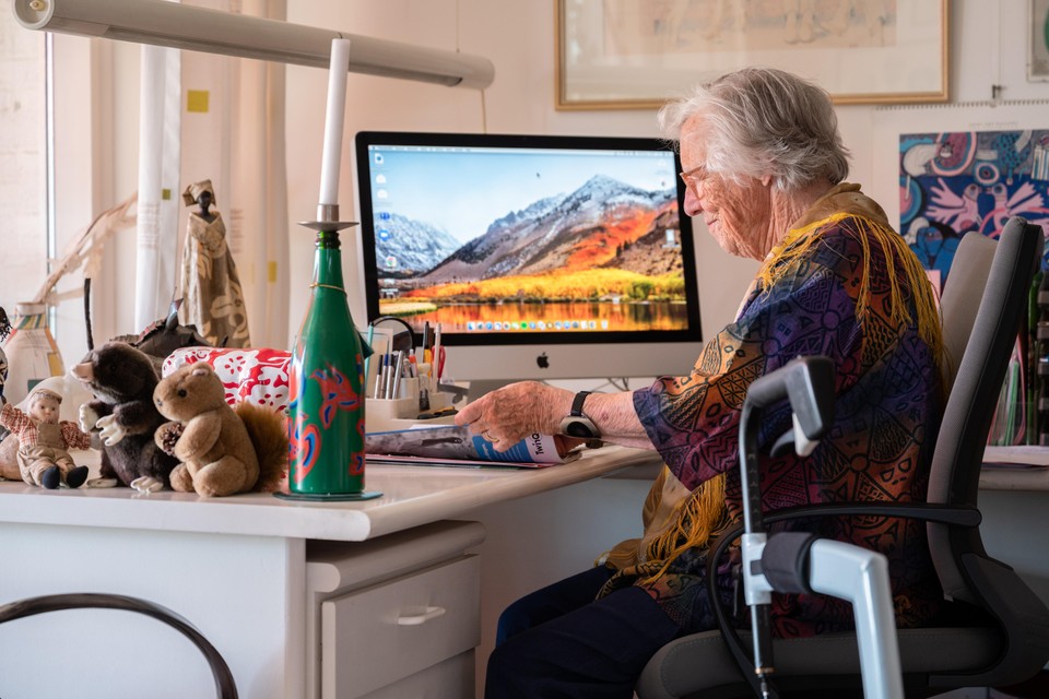 Louky van Aggelen regisseert haar leven van achter haar computer in haar flat in Cronestein.