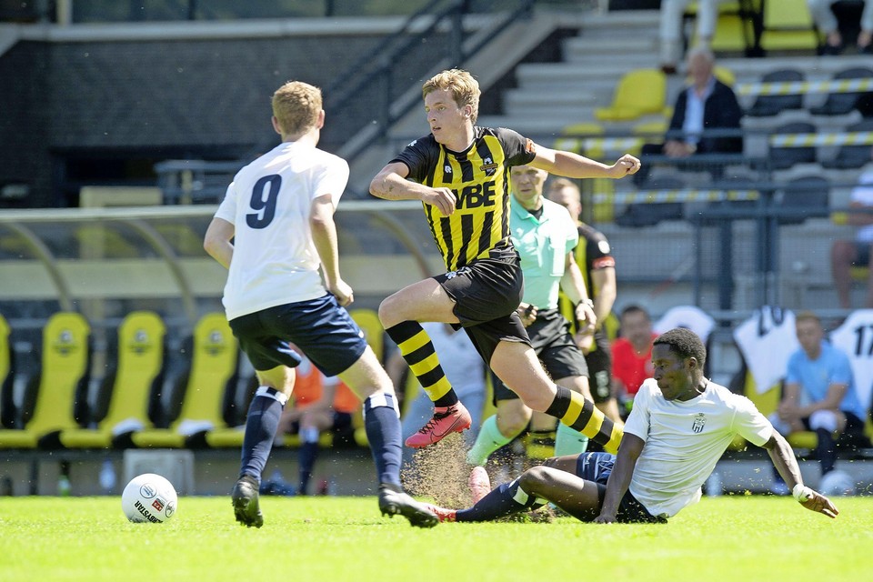 Jeroen Spruijt ontwijkt een Haarlemse tackle.