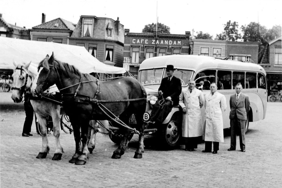 De bus van reisbureau De Zaan met de paarden van Scheurs ervoor in 1943.