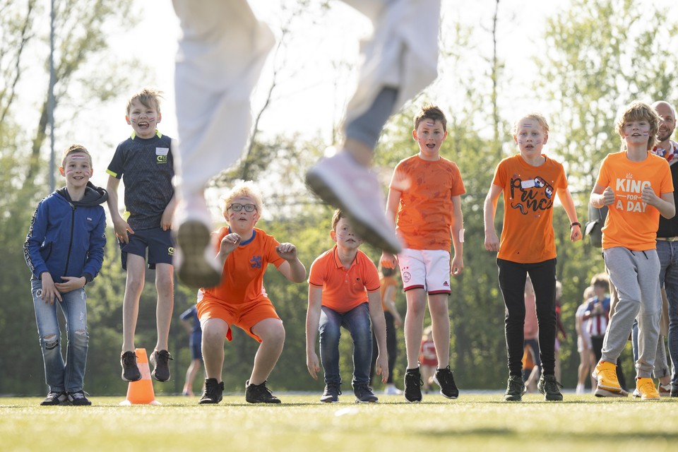 Het enthousiasme straalt er vanaf bij de veelal in Oranje geklede kinderen uit de groepen 6, 7 en 8 van de Katwijkse basisscholen.