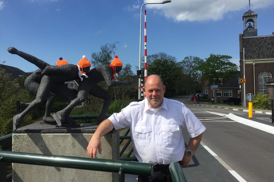 ,,Een bekijks dat de schaatsers op de Doesbrug hebben’’, weet brugwachter Marcel Pellegrom.