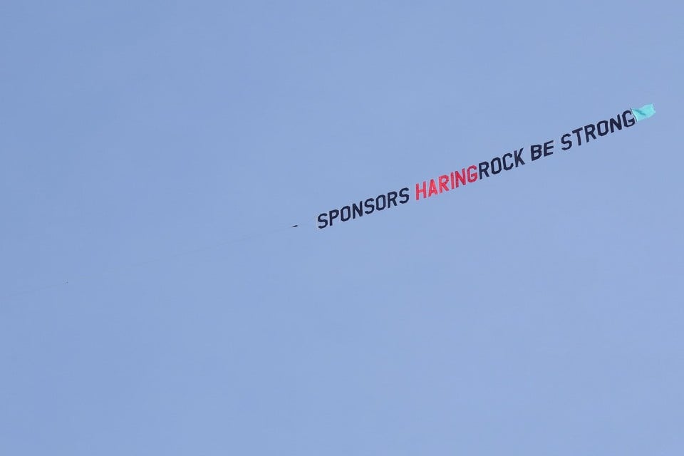 Zaterdag cirkelde een vliegtuigje boven Katwijk om steun te betuigen aan de sponsors van het gratis muziekfestival.