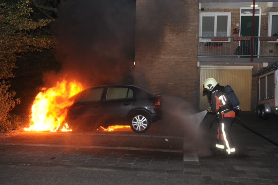 Opnieuw autobrand in Leiden, Foto: Toon van der Poel