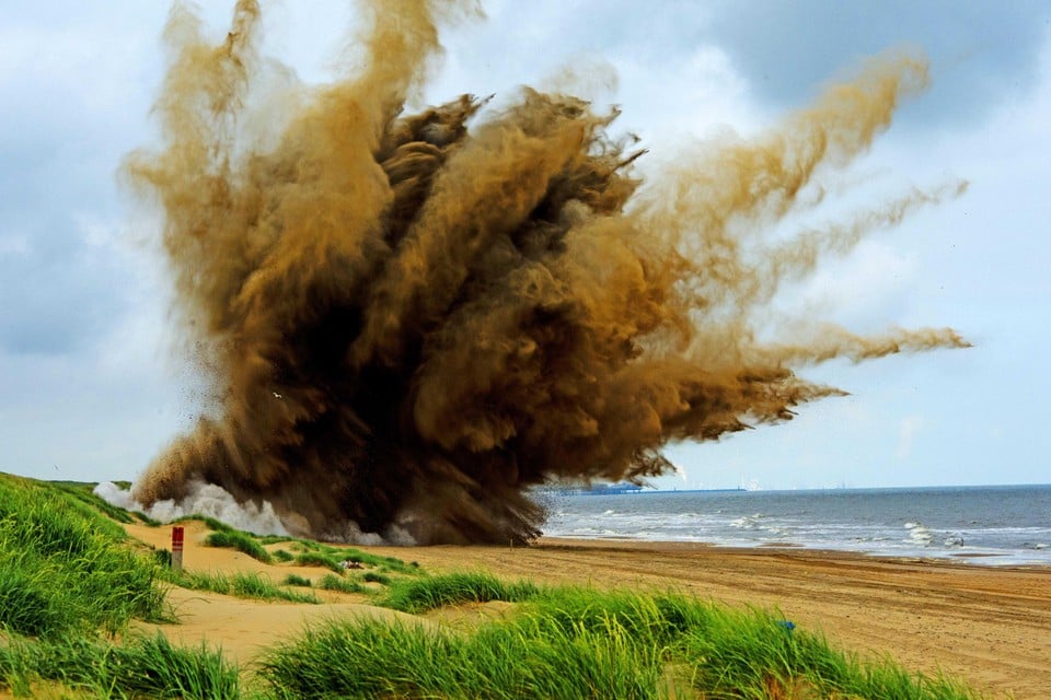In 2013 bracht de EOD een vliegtuigbom, gevonden tijdens graafwerkzaamheden van de Gasunie in Moerkapelle tussen Gouda en Zoetermeer, tot ontploffing op het strand van Wassenaar