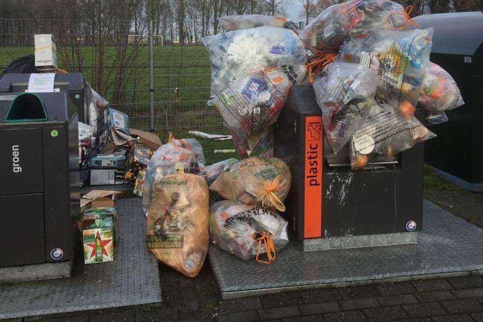 Met de klok mee: overvolle afvalbakken in Weteringbrug eind 2017, begin januari en afgelopen weekeinde.