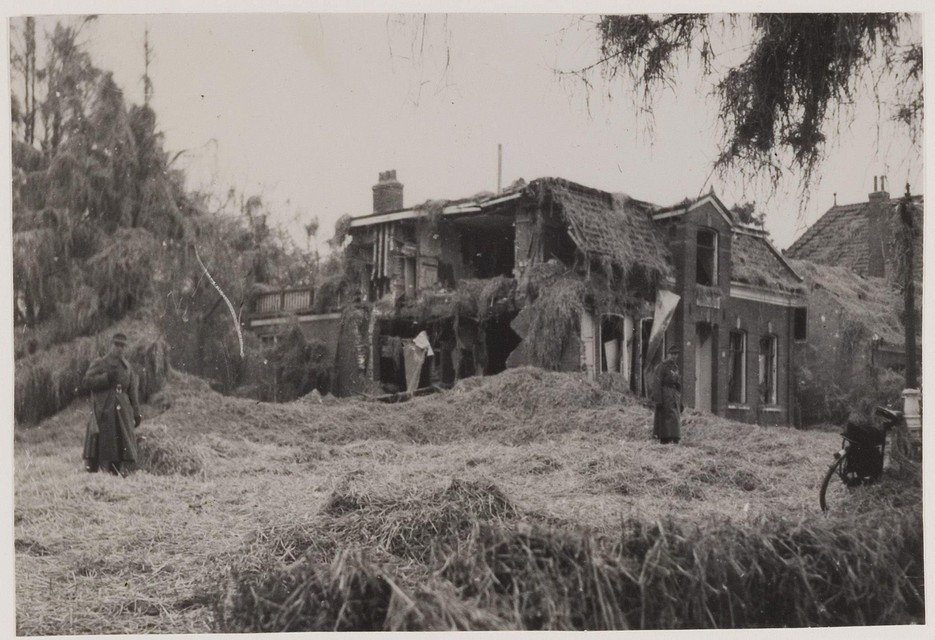 Beschadigde panden in de Kerklaan nadat op 15 november 1944 een door een vliegtuig verloren V1 tot onploffing was gebracht.