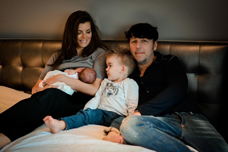 Jan Dulles, zijn vriendin Caroline, hun zoontje Jams en hun baby Lina.