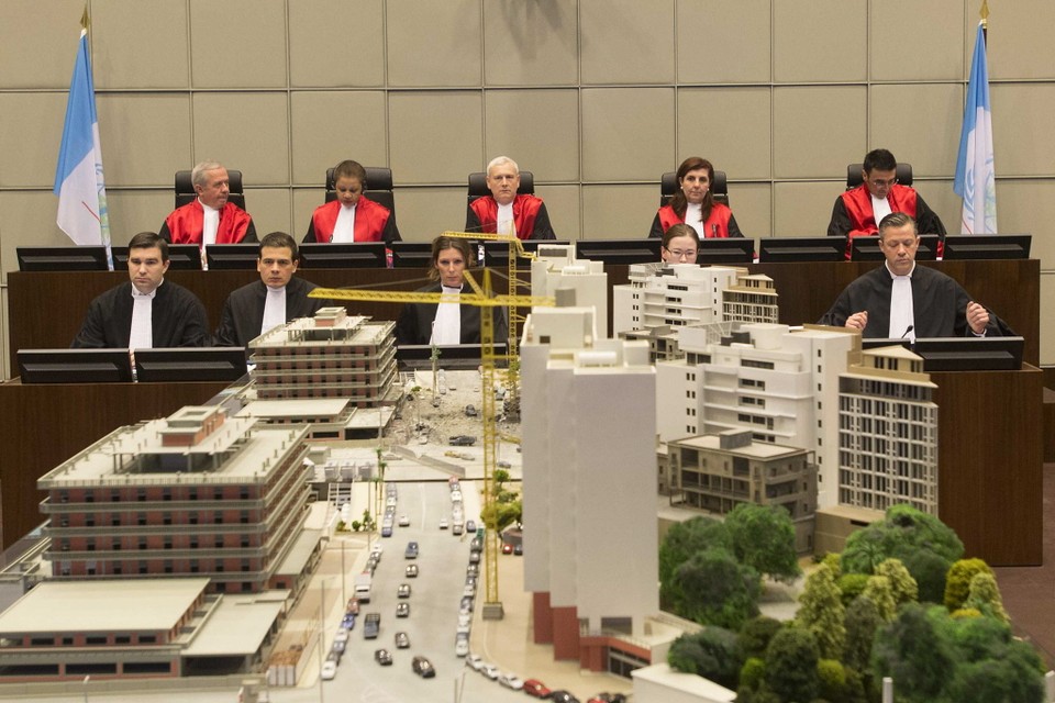 Rechters in Leidschendam tijdens Hariri-proces, met maquette van bomaanslag. Foto ANP
