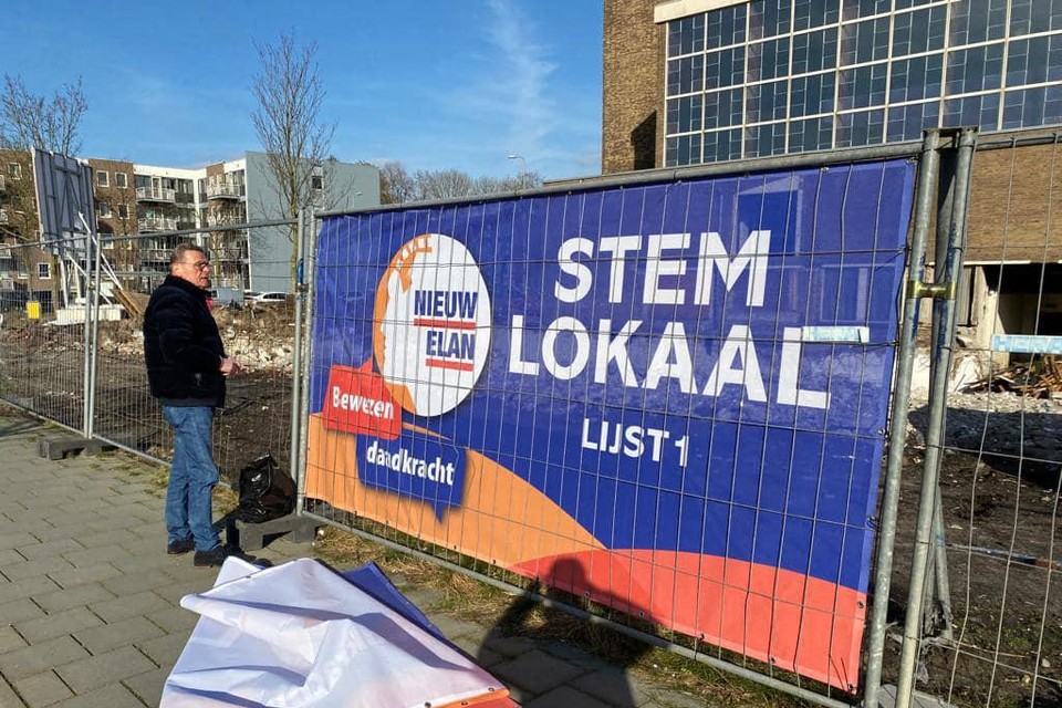 Van As onthult het verkiezingsdoek van zijn partij, op een bouwlocatie bij de Willem de Zwijgerlaan.