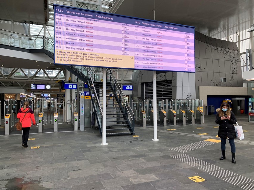 Geen treinen meer op station Leiden Centraal.