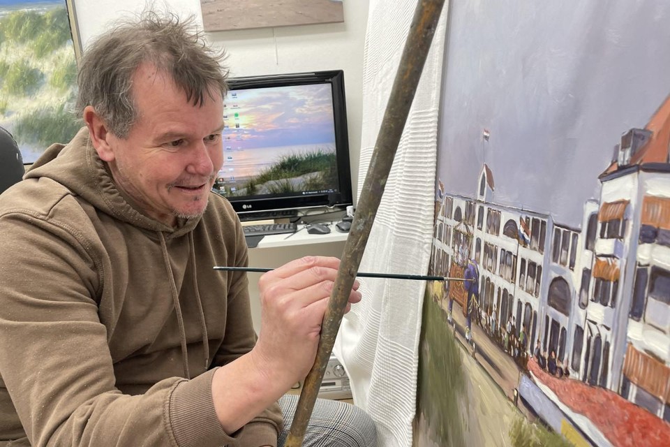 Simon Balyon bezig aan zijn paneel over Noordwijk met rechtsonder ’De Walvis’.