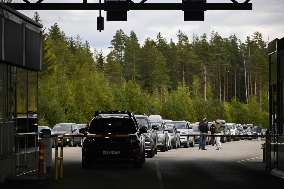 Auto’s uit Rusland staan in een lange rij voor de grens met Finland.
