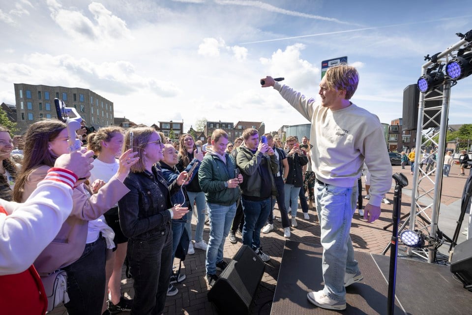 Rapper Snelle laat de fans op de Leidse Lammermarkt meezingen met een van zijn hits.