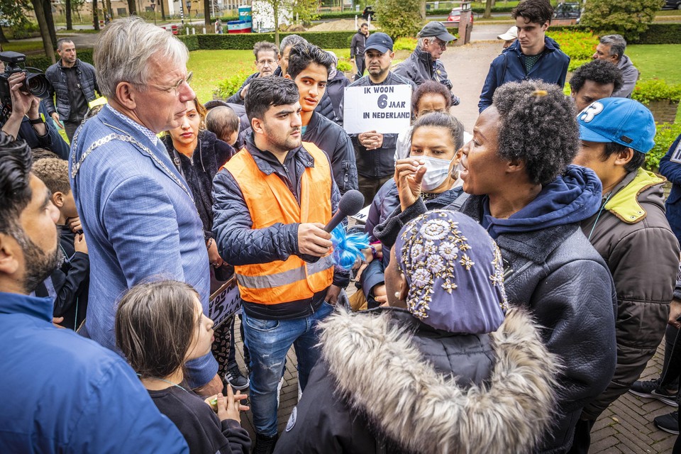 Bewoners van het Katwijkse asielzoekerscentrum demonstreerden in oktober voor het gemeentehuis bij burgemeester Cornelis Visser voor een ruimer generaal pardon.
