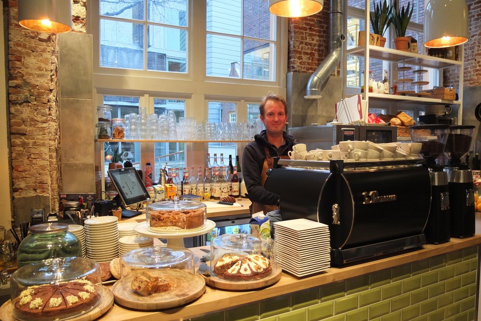 Eigenaar Lennart Hageman in de Leidse vestiging van Barista Café.
