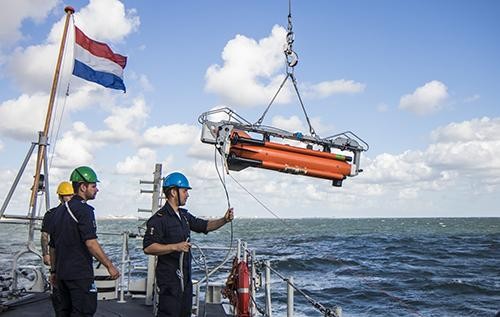 De drone Seafox wordt te water gelaten op een Nederlandse jager.