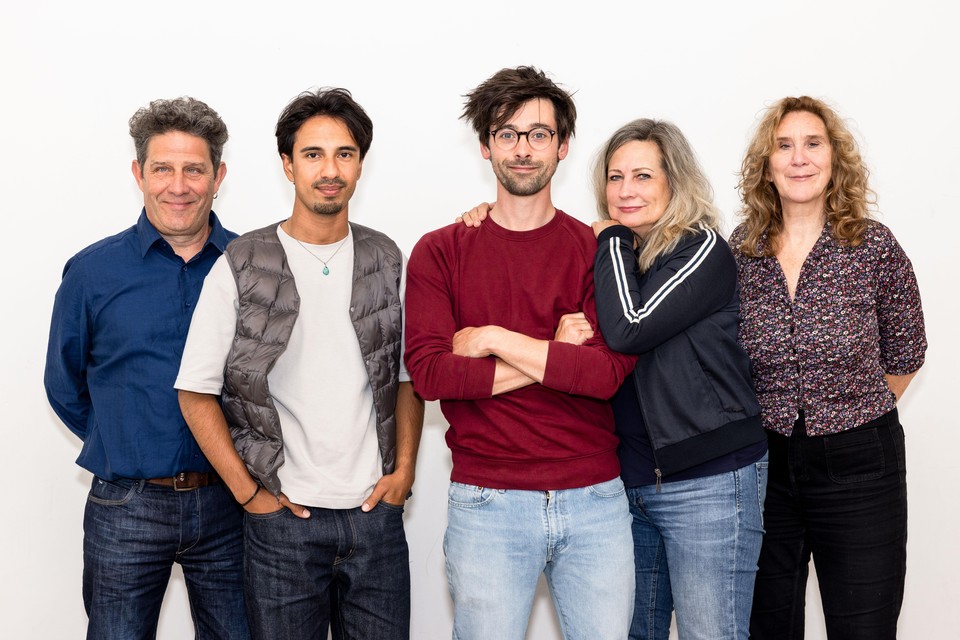 De acteurs (vlnr) Niek van der Horst, Kharim Amier, Willem Voogd, Carine Crutzen en Marisa van Eyle.