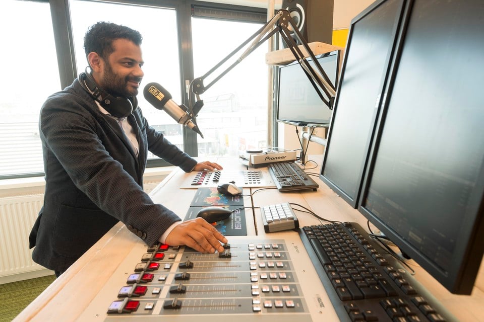 Rudo Slappendel als radiomaker van Unity FM bij Area 071 aan de Sisalbaan in Leiderdorp.