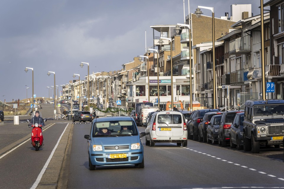 De Katwijkse Boulevard, waar veel huizen worden verhuurd aan toeristen.
