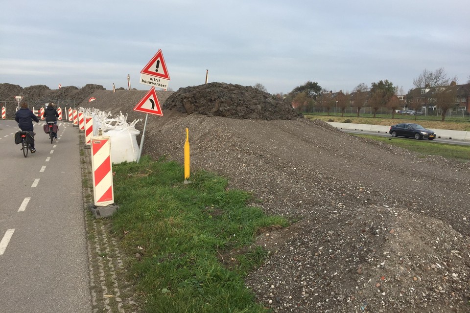 De bergen zwart bouwmateriaal langs de N206 zorgen voor onrust in Valkenburg.