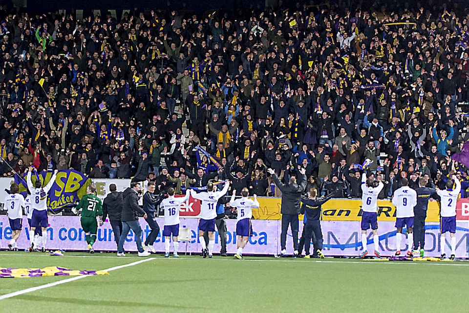 De spelers van VVSB vieren in Den Bosch met de meegereisde supporters de plaatsing voor de halve finale van het bekertoernooi. 