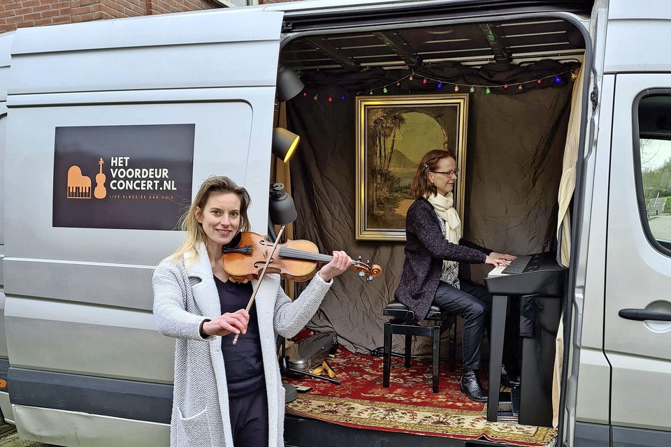 Camilla van der Kooij en Josje Goudswaard geven voordeurconcerten in Zuid-Holland.