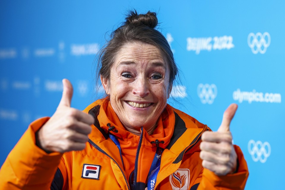 Oud-schaatsster Yvonne van Gennip reageert tijdens een persmoment op de prestaties van Irene Schouten.