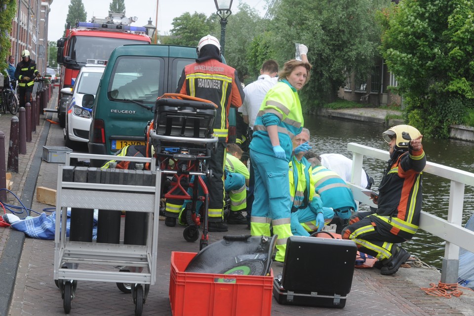 Fietsster gewond na beknelling onder auto in Leiden Foto Toon van der Poel