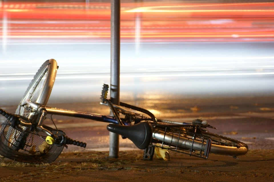 Omgevallen fiets in het avondgedruis.
