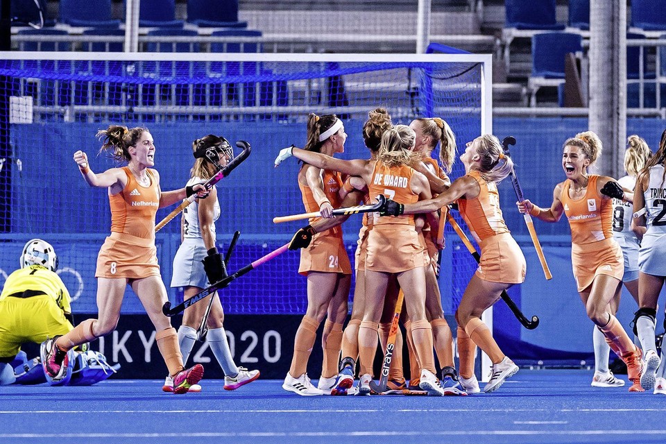 De Nederland hockeydames scoren de 1-0 tijdens de finale tegen Argentinië.