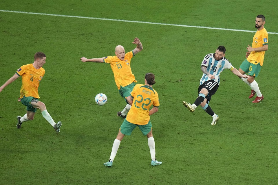 Omgeven door spelers van Australië vindt Lionel Messi het gaatje. Hij zet Argentinië op 1-0 in de achtste finale.
