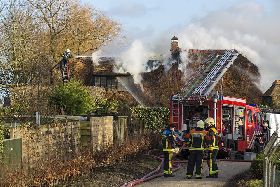 Grote brand in woning met rieten kap in Leimuiden. Foto Michel van Bergen