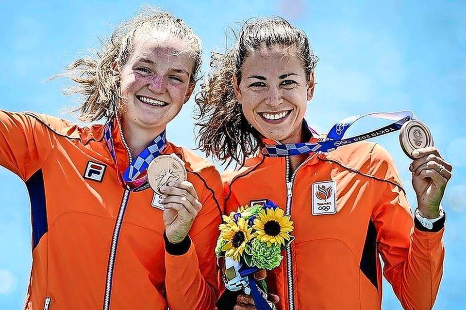 Marieke Keijser en Ilse Paulis (r) toch blij met brons.