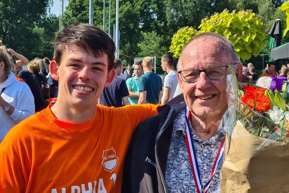 Bas Hazebroek (links) samen met opa Gerard (87).